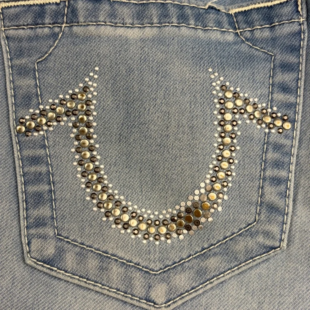 True Religion ‘Capri’ Cropped Jeans ~ in Light Blue Wash w/ Studs ~ Size 28 - Picture 14 of 16